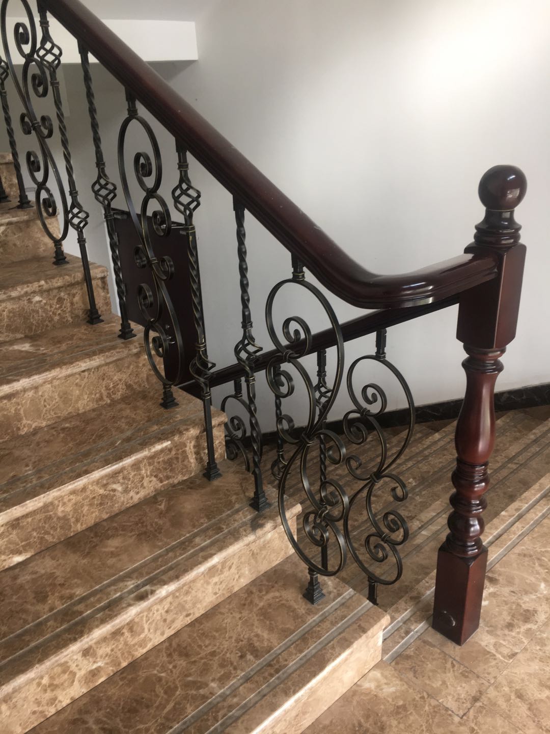 如何選擇別墅鐵藝樓梯如何選擇，百斯特來教您